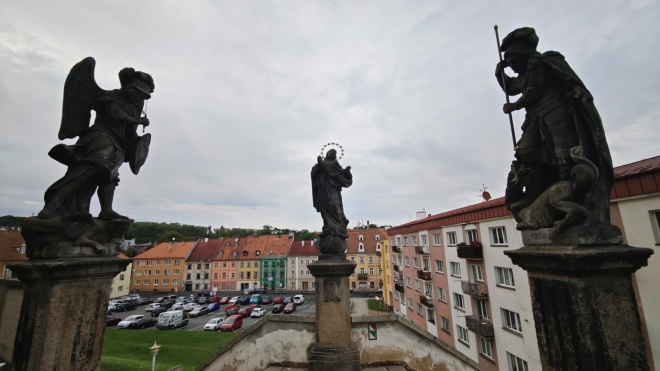 Barokní sochy hlídají příchod ke kostelu od dvojitého schodiště...