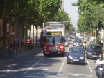 Po Barceloně se turisté projíždějí i speciálními aotevřenými autobusy.