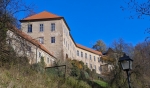 V hradu jsme se před lety ještě stihli ubytovat při srazu příznivců Šlápot.