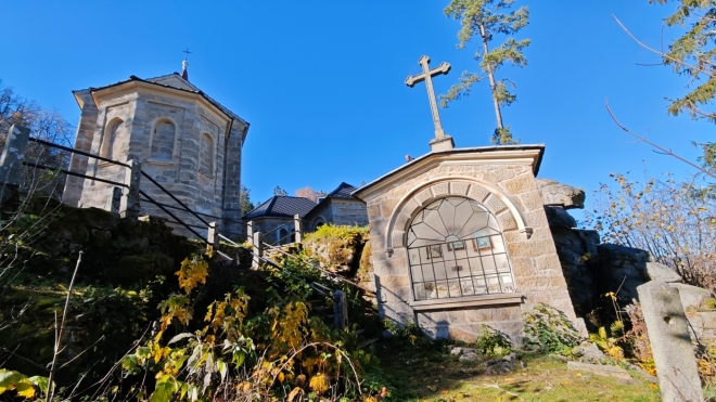 V blízkosti kaple stojí několik samostatných staveb.