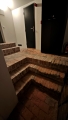 Poprvé nahlížíme do našeho apartmánu, tedy průchozích pokojů s kuchyňkou a sociálem vybudovyným na půdě historické budovy zámeckého pivovaru. Pod námi budeme mít apartmám Bedřicha Smetany, který zde žil i tvořil.
