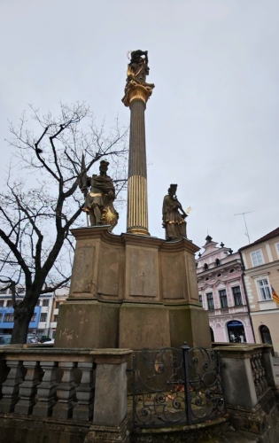 Mariánský sloup na Smetanově náměstí pochází z roku 1716. Jeho autorem je sochař A. Apeller. Nejvyšší sochu Panny Marie s drakem doplňují ve spodní části sochy sv. Václava a sv. Jana Nepomuckého. (www.mapy.cz)