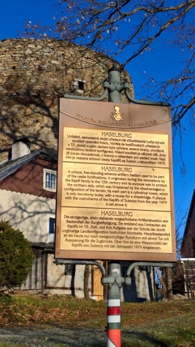 Ještě máme čas prohlédnout si Haselburg, kerý je zbytkem opevnění hradu.
