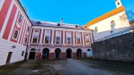 Na vnitřním nádvoří zámku m
