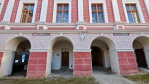 Část zámku/hradu je opravena, větší části na opravu stále čekají.