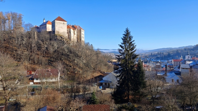 Naučnou stezkou Okruh Vimperkem jdeme k náměstí. Ovetřou se nám krásné výhledy k hradu a zámku...