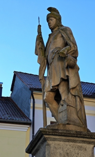 Horní kašna se sochou sv. Floriána byla postavena v 18. století, dnes se nachází na seznamu kulturních památek ČR.