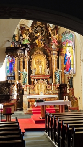 Nahlížíme do interiéru kostela Navštívení Panny Marie, který je zmiňován roku 1365, kdy zřejmě vznikly presbytář, sakristie a jižní portál lodi. Dvoulodní stavba s polygonálně ukončeným presbytářem, sakristií na severní straně, jižní předsíní a hranolovou věží v jihozápadním nároží. V severní straně lodi fragment nástěnné malby 10 000 mučedníků z 15. stol. Zařízení je barokní z doby před polovinou 18. stol. a pseudogotické. (www.mapy.cz)