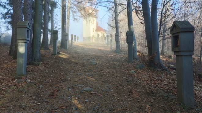 Výstup na Mařský vrch (907 m n. m.) bude korunovat pohled z plošiny rozhledny na haló efekt 