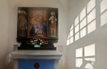 Nahlížíme do kaple, kostel je uzavřený, ač je první den adventní.