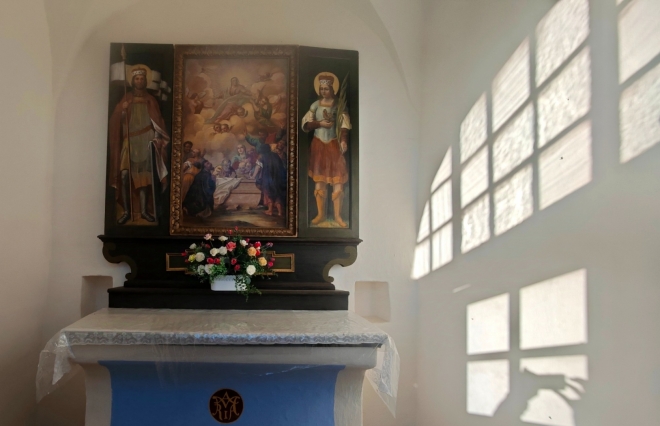Nahlížíme do kaple, kostel je uzavřený, ač je první den adventní.