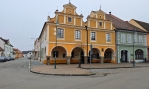 Na tomto domě najdete pamětní desku. Zde byla v roce 1945 podepsána smlouva o demarkační čáre mezi americkou a Rudou armádou.