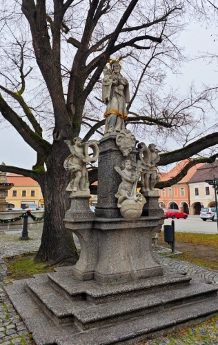 Památkově chráněné barokní sousoší pocházející z první poloviny 18. století.