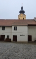 Kostel Nanebevzetí Panny Marie byl vybudovaný v 2. polovině 13. století v gotickém slohu. Po požáru v r. 1619 došlo ke zhroucení krovu a klenby lodi i presbytáře, které byly obnoveny v raně barokní úpravě až na konci třicetileté války. V interiéru hlavní oltář z roku 1634 (www.mapy.cz)