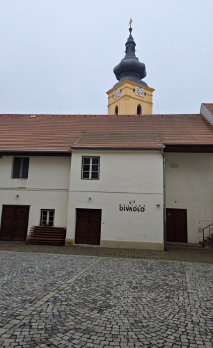 Kostel Nanebevzetí Panny Marie byl vybudovaný v 2. polovině 13. století v gotickém slohu. Po požáru v r. 1619 došlo ke zhroucení krovu a klenby lodi i presbytáře, které byly obnoveny v raně barokní úpravě až na konci třicetileté války. V interiéru hlavní oltář z roku 1634 (www.mapy.cz)