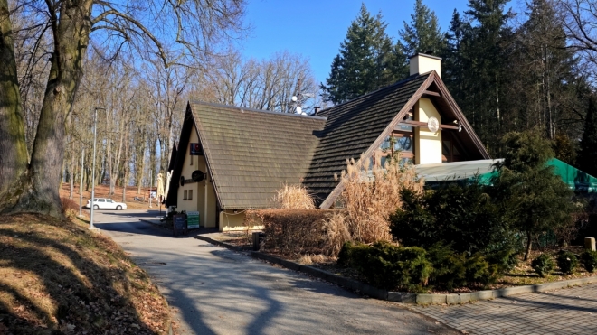 Lesní restaurace a penzion Pintovka. Podle knihy Pověsti a zkazky z Táborska se název Pintovka poprvé připomíná roku 1444 (lúka za Pintovkú v lese). Pinta prý byl majitelem daného lesa.
