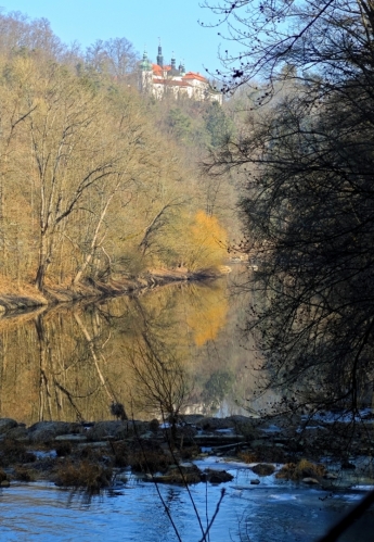 Klášter Klokoty leží vysoko nad řekou.