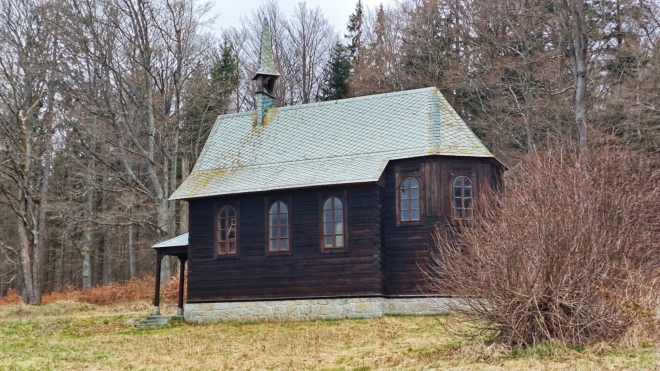 Dřevěná kaple v Ostrůvku z roku 1921. Kaple nedávno prošla rekonstrukcí. Hned vedle ní stojí bývalý lovecký zámeček, který na své znovuzrození stále ještě čeká..