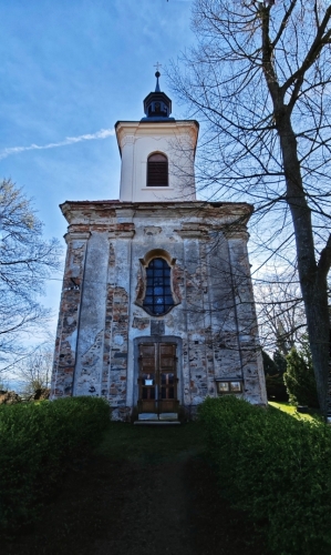 Kostel sv. Martina v Damnově. Svou barokní podobu kostel získal kolem poloviny 18. století. Jako autor je uváděn J. Santini, ale správnější bude přisoudit účast K. I. Dientzenhoferovi, který byl v té době zaměstnáván opatem z Kladrub. Zařízení kostela je novoklasicistní z roku 1897 od Jana Rumplera. Vedle kostela se nachází socha sv. Jana Nepomuckého. (mapy.cz)