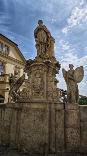 Sousoší  sv. Jana Nepomuckého. Před Jezuitskou kolejí v Kutné hoře se nachází sousoší světců. Jedná se o soubor 13 soch z 18. století. Původní 12 sousoší zhotovil František Baugut v letech 1703 – 1716 a po roce 1740 byla u Hrádku přidána socha sv. Jana Nepomuckého od neznámého autora. (Mapy cz)