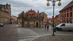 Kamenná kašna zvaná také Rejskova podle svého stavitele, mimo jiné také architekta chrámu sv. Barbory. Bohatě zdobený kamenný dvanáctiboký hranol ve stylu pozdní gotiky vystihuje vztah obyvatel k vzácné vodě, která ve středověku, kvůli narušení pramenů důlní činností, musela být do města přiváděna několik kilometrů dlouhým dřevěným potrubím. Do roku 1890 sloužila kašna jako rezervoár pitné vody. (Mapy.cz)