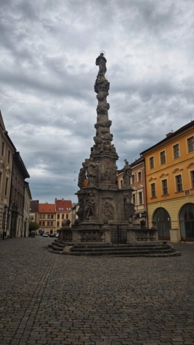 V Šultysově ulici můžete navštívit mariánský morový sloup. Autorem návrhu je Giovanni Santini a sochařské práce provedl F. Bauguta. Ve spodním patru sloupu jsou horníci nesoucí římsu, na které spočívají sochy svatých. (Mapy.cz)