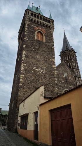 Kousek od kostela stojí gotická zvonice z roku 1504 vysoká 55 m.