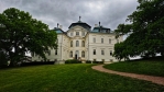 Karlova Koruna je považována za jeden z vrcholů iluzivního baroka v Čechách. Plány na zámek zpracoval jeden z nejvýznamnějších barokních stavitelů italského původu Jan Santini Aichel.(Zdroj: https://www.kudyznudy.cz/aktivity/zamek-karlova-koruna-v-chlumci-nad-cidlinou-mist)