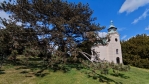Kaple sv. Jana Křtitele se nachází severně od zámku. Mezi lety 1741 - 1745 byla postavena centrální loď. Do roku 1935 sloužila šlechtě za rodinnou hrobku. Stavba byla snad opožděnou realizací projektu J. Santiniho, stavitelem byl patrně Fr. Kermer. Při rekonstrukci v 60. letech 20. století byly omylem zbořeny sakristie, oratoř i západní opěrné pilíře. (Mapy.cz)