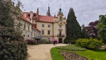 Zámek Pelrůhonice byl několikrát přestavovaný. Jeho historie se začala psát patrně ve 12. století v podobě románské tvrze, dostal současnou novorenesanční podobu na konci 19. století. Tehdy jej vyženil hrabě Silva Tarouca, který zároveň s přestavbou zámku nechal upravit i jeho okolí. Založil rozsáhlý přírodně krajinářský park s množstvím vzácných exemplářů, o které se dnes stará Botanický ústav AV ČR. Romantickou tvář parku dokreslují drobné stavby a rybníky. (Mapy.cz)