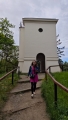 Gloriet. Zděný vyhlídkový gloriet nechal postavit kolem roku 1830 hrabě Jan Nepomuk Nostitz-Rhineck nedaleko průhonického zámku. Svému účelu přestal sloužit v plovině 20. století. V letech 2009–2015 byl zcela zrekonstruován. Výhled z něj však kvůli okolním vzrostlým stromům příliš není. (Mapy.cz)