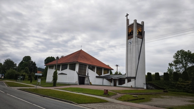 Kostel postavený v letech 1994  - 1997. Kostelní věž je vysoká 30,4 m a pod jejím vrcholem, který tvoří betonový kříž, jsou zavěšeny tři zvony - Štěpán, Václav a Mořic. V interiéru oltář s dřevěnou sochou Panny Marie. ( Mapy.com)