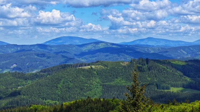 Výhledy jsou téměř výhradn3 na moravskou stranu, do Beskyd...