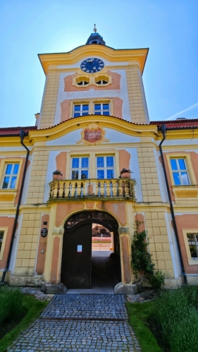 Vstupní brána do zámku Nebílovy 