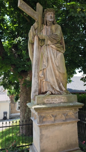 Památkově chráněná novogotická socha Krista nesoucího kříž je dílem pražského sochaře Emanuela Maxe z roku 1858. (Mapy.cz)