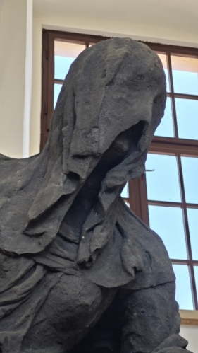 Sochy zobrazují lidské vlastnosti...