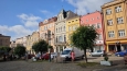 Historické jádro města Broumova je na seznamu chráněných památek jako městská památková zóna. Má půdorys tzv. slezského typu – dvě hlavní ulice, které se sbíhají u Horní a Dolní brány a procházejí zastavěným prostorem. Vymezují tak náměstí (velké a malé) lemované měšťanskými domy. Tyto domy s gotickými sklepeními prošly do dnešní doby řadou stavebních změn, ale přesto s sebou nesou mnoho prvků architektonických slohů a stylů. K dominantám města patří budova staré radnice a na náměstí barokní Mariánský sloup. (Mapy.com)