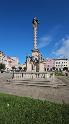 Mariánský sloup byl na broumovském náměstí postaven v roce 1706. Kolem sloupu jsou umístěny sochy osmi svatých. Na vrcholu sloupu je sousoší Panny Marie s Ježíškem. (Mapy.com)