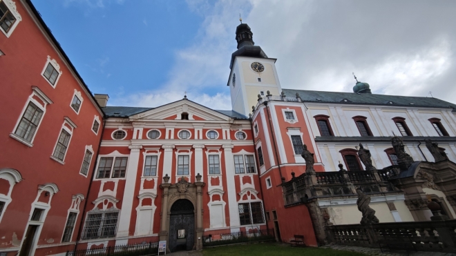 Muzeum Broumovska bylo založeno v roce 1945. O tři roky později byla otevřena první stálá expozice o historii města a regionu. Roku 1980 se muzeum přestěhovalo do prostor místního benediktinského kláštera. (Mapy.com)