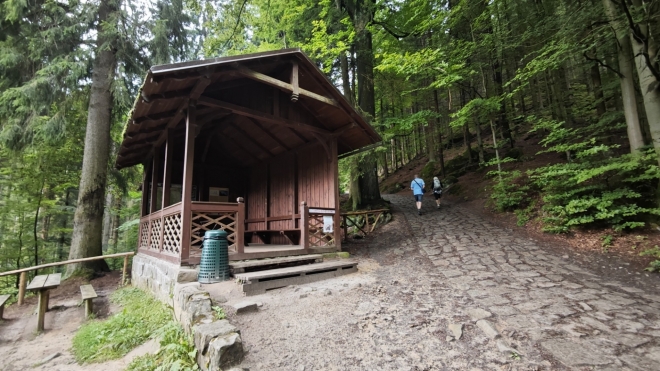 Altánek v Teplických skalách jsme k přespání využili před dobrými 36 roky.