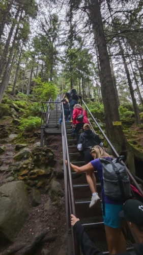 Výstup na zbytky hradu Střmen je náročný.