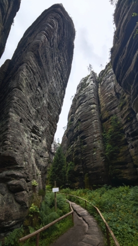 Procházíme mezi stále sevřenějšími skalami...