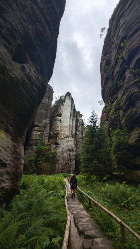 Soutěska Teplického skalního města je jednosměrná.