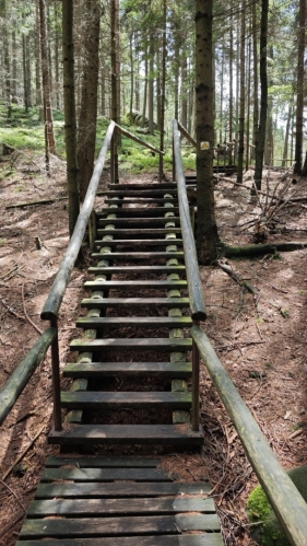 Na Křížový vrch vede staré dřevěné schodiště.