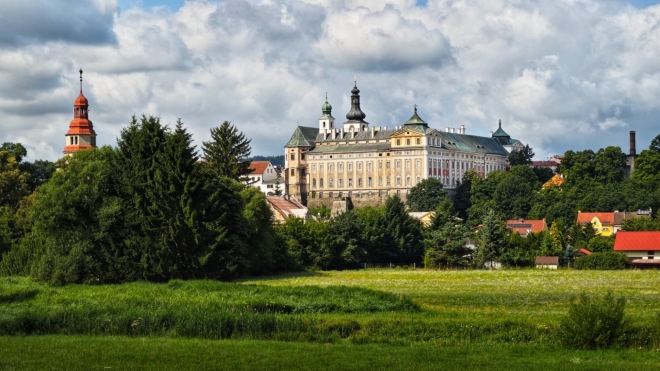 Broumovský klášter míjíme při cestě do skal.