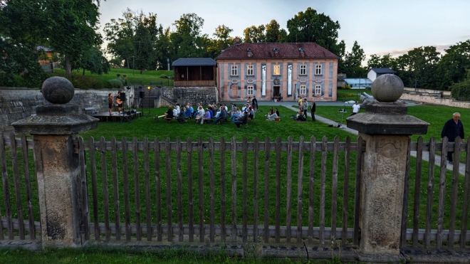 V klášterní zahradě se často konají koncerty. Posloucháme písničku Zuzany Navarové, když vstupujeme bránou do kláštera...