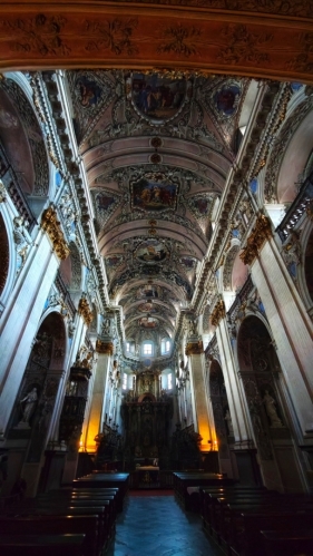 Uvnitř klášterního kostela máme na focení málo světla...