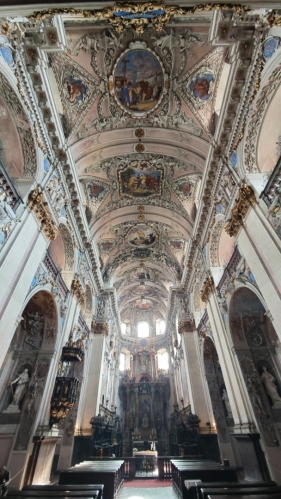 V kostele sv. Vojtěcha v Broumovském klášteře...