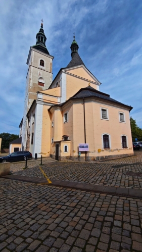 Kostel sv. Petra a Pavla se nachází na kostelním náměstí. Po vyhoření v roce 1452 byl kostel obnoven. Jeho hranolová věž je z roku 1477. V sousedství kostela je fara s freskou Posledního soudu, jedné z nejstarších památek Broumova. Freska se nachází v podzemí fary snad na místě původní kostnice na bývalém hřbitově při kostele sv. Petra a Pavla. (Mapy.com)