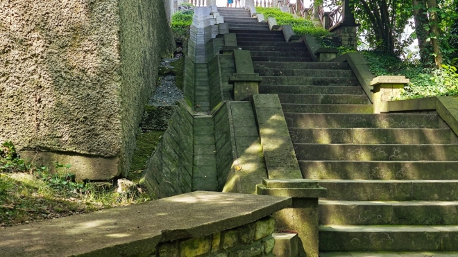 Kamenné schody nás dovedou k zámku Opočno 